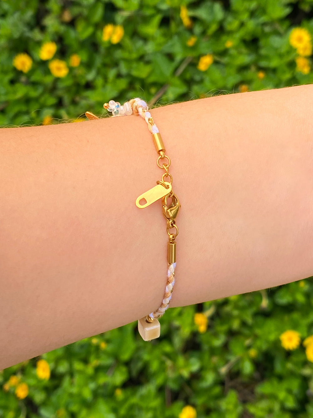 Pulsera Cordon Blanco Con Dije Mundo y Pasaporte