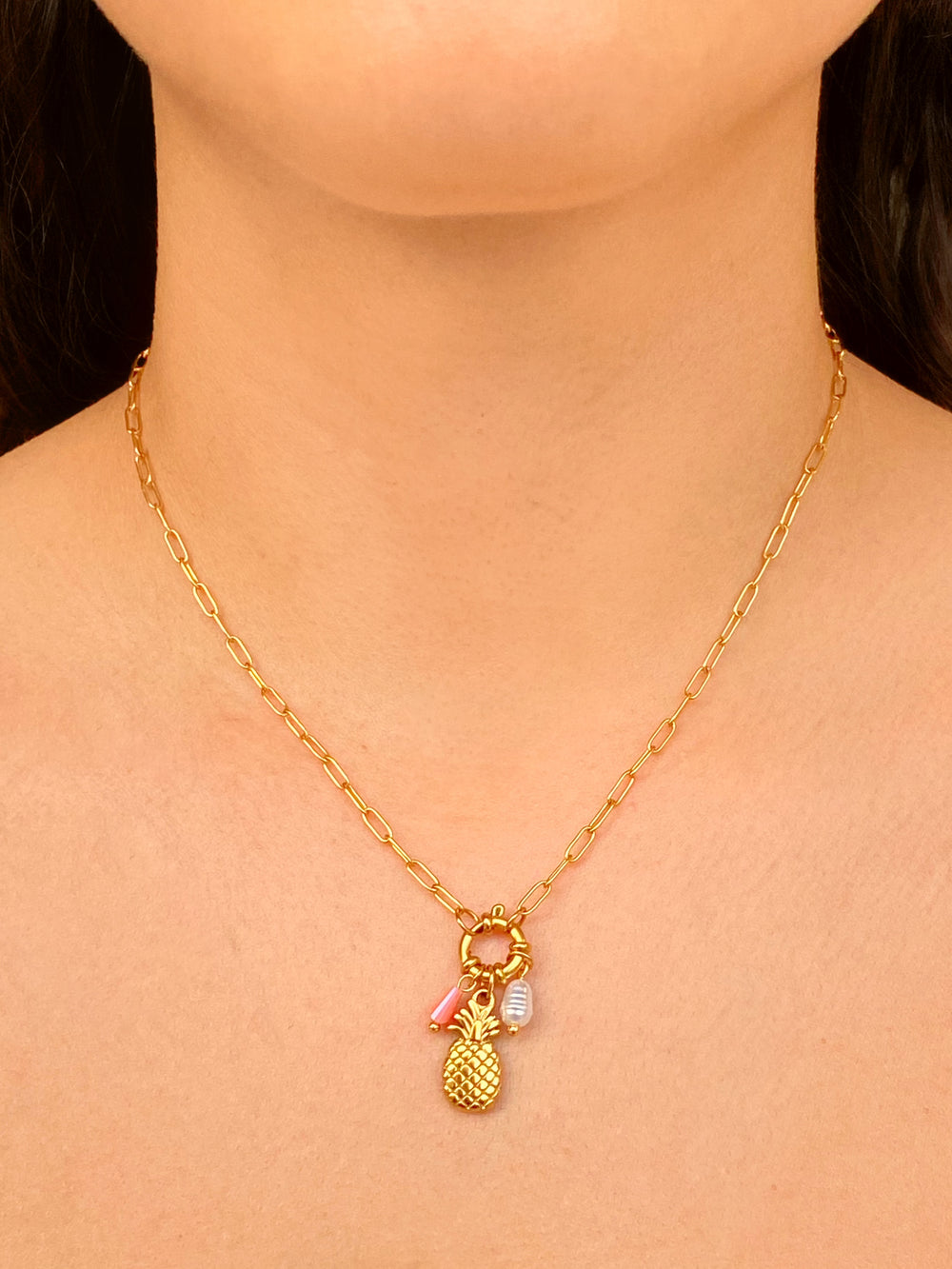 Collar Broche Timon Con Dijes Piña y Perla