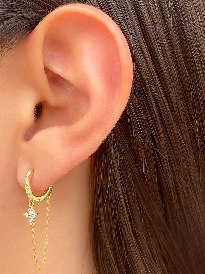 Arracada Con Cadena y Flor Zirconias