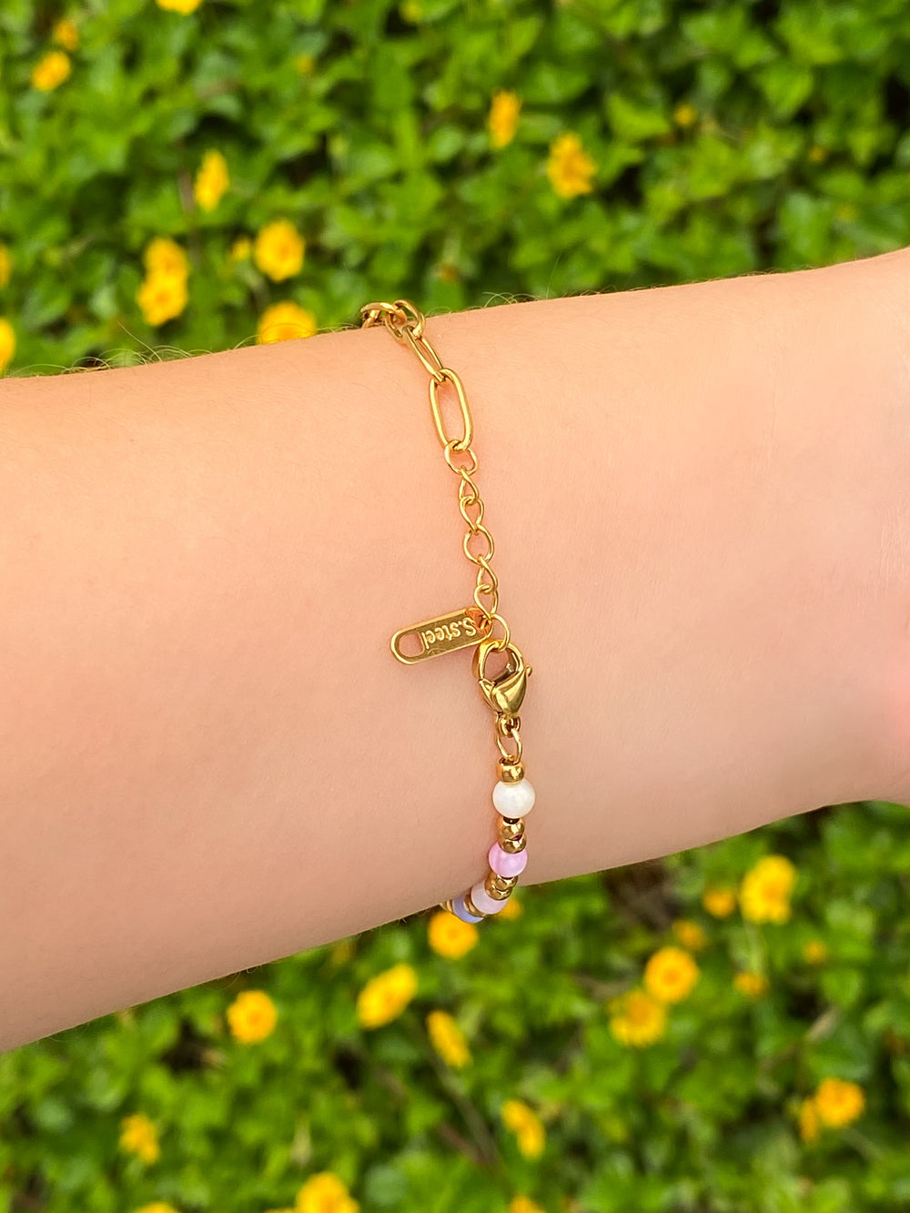 Pulsera Mitad Bolitas y Eslabon Con Flor Blanca