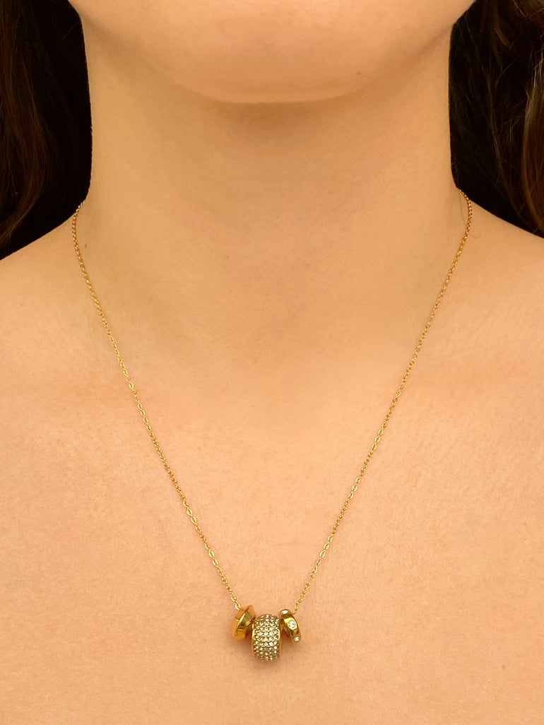 Collar Con Tres Dijes Liso y Con Zirconias