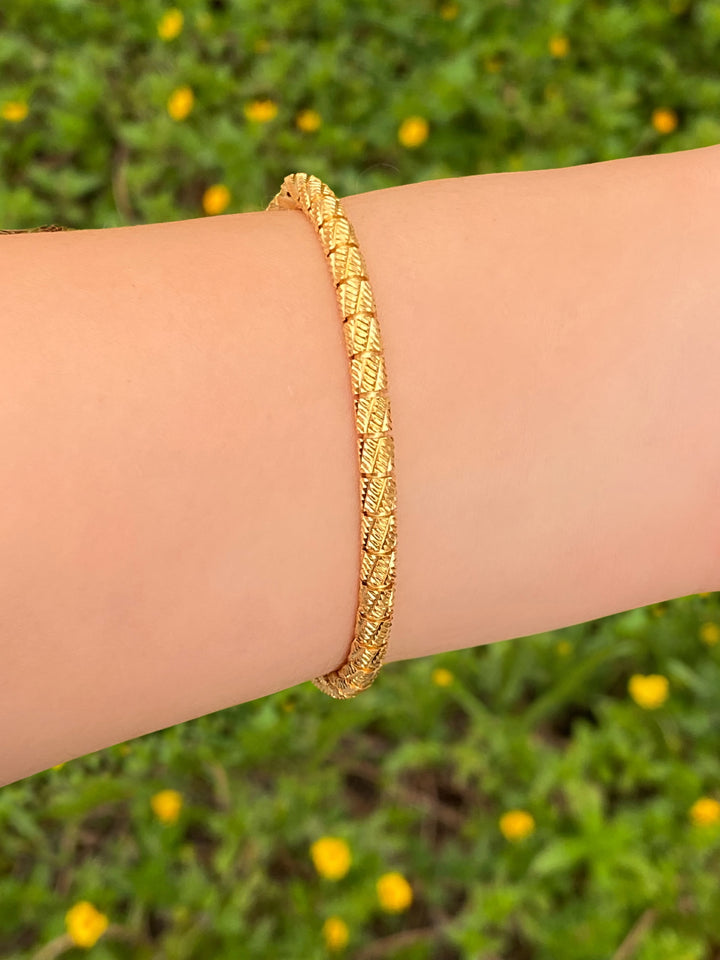 Brazalete Lineas Con Textura Y Brillo