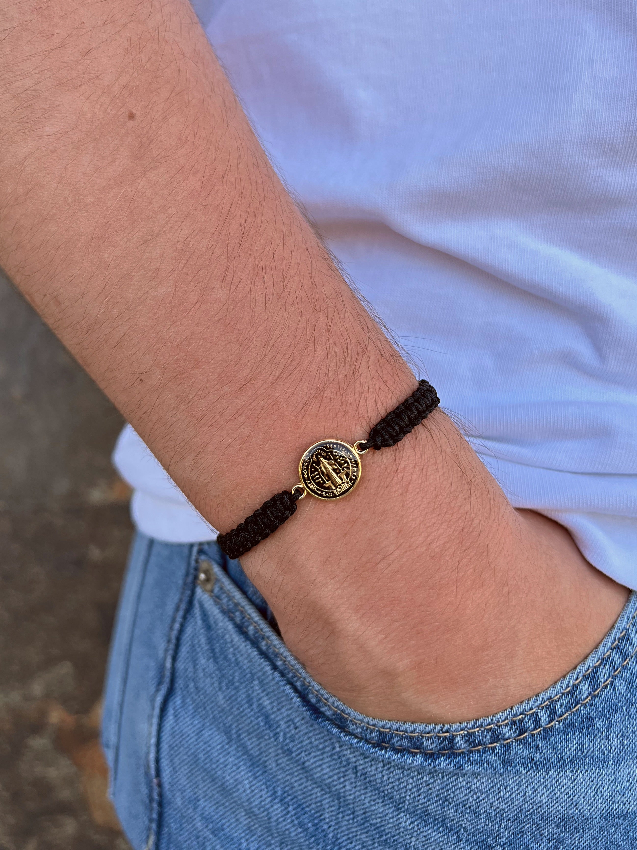 Pulsera Tejida Con San Benito Dorado