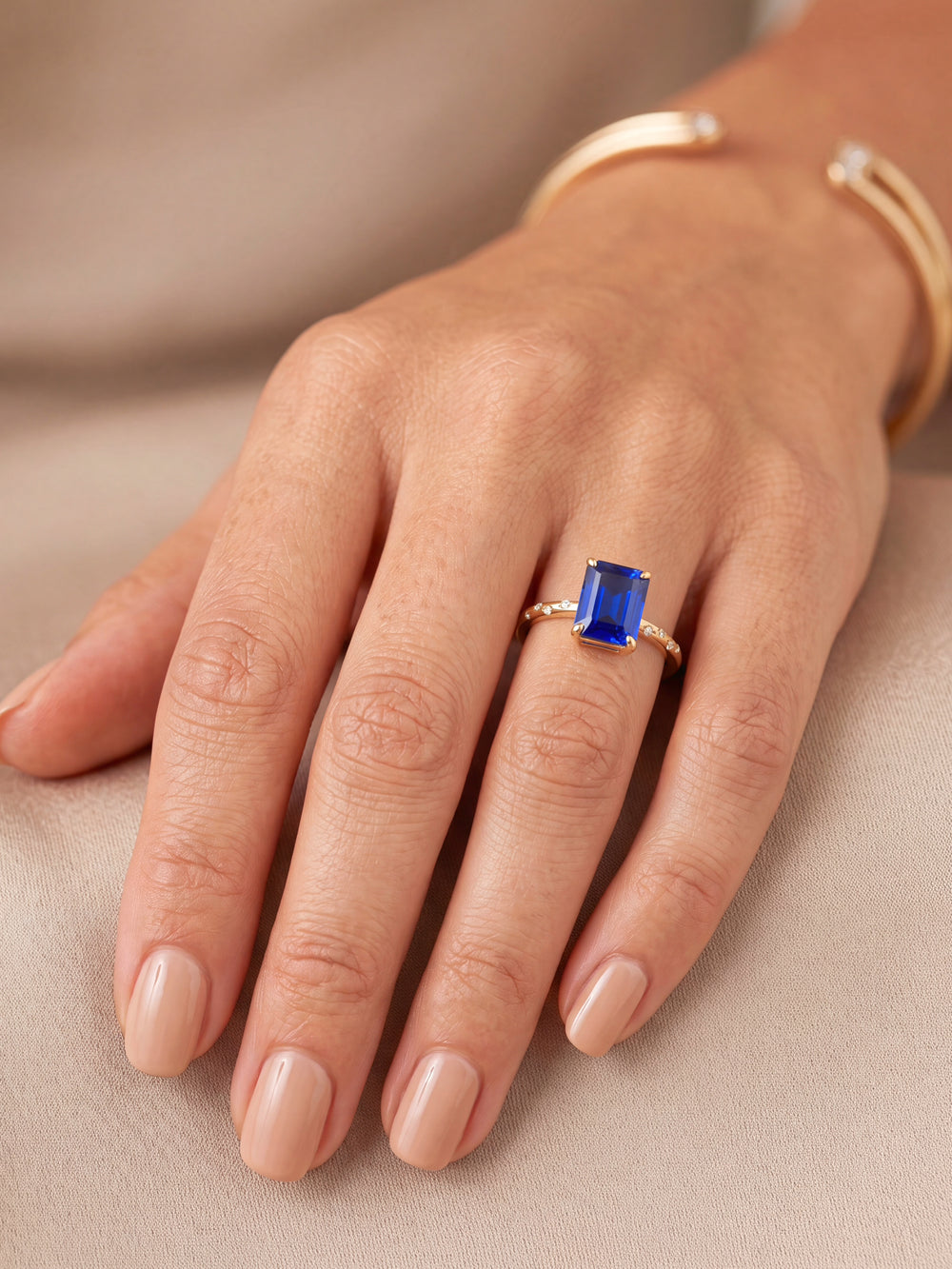Anillo Con Piedra Rectangular Azul Y Zirconias