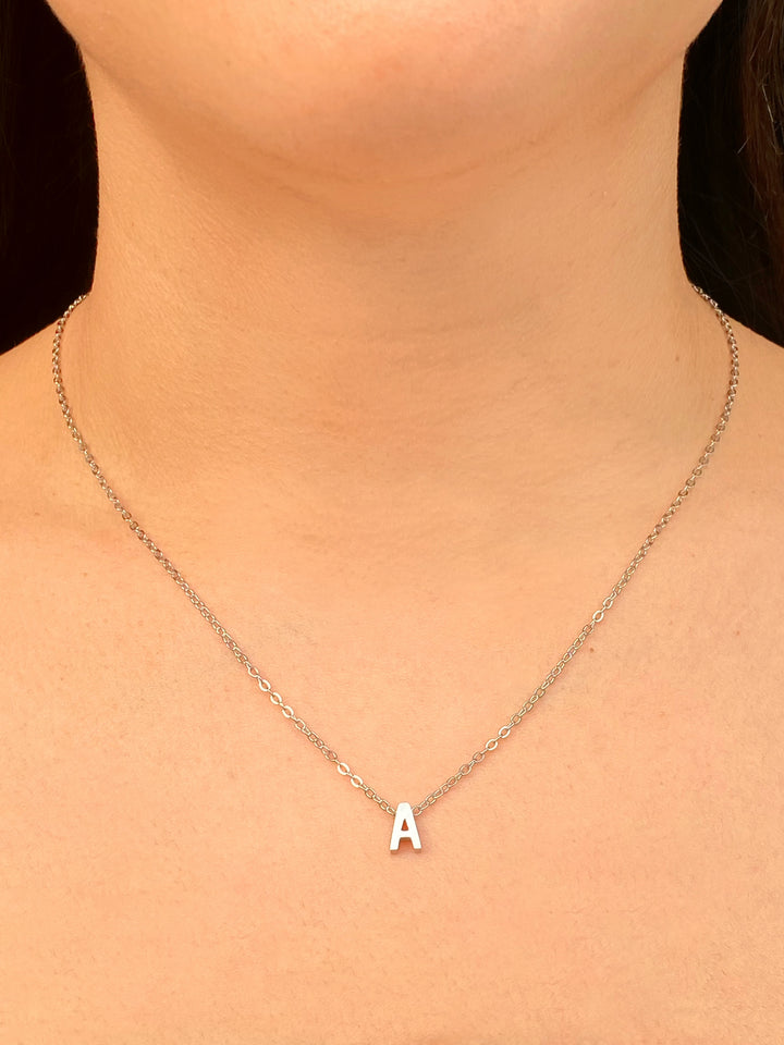 Collar Con Inicial Plateada