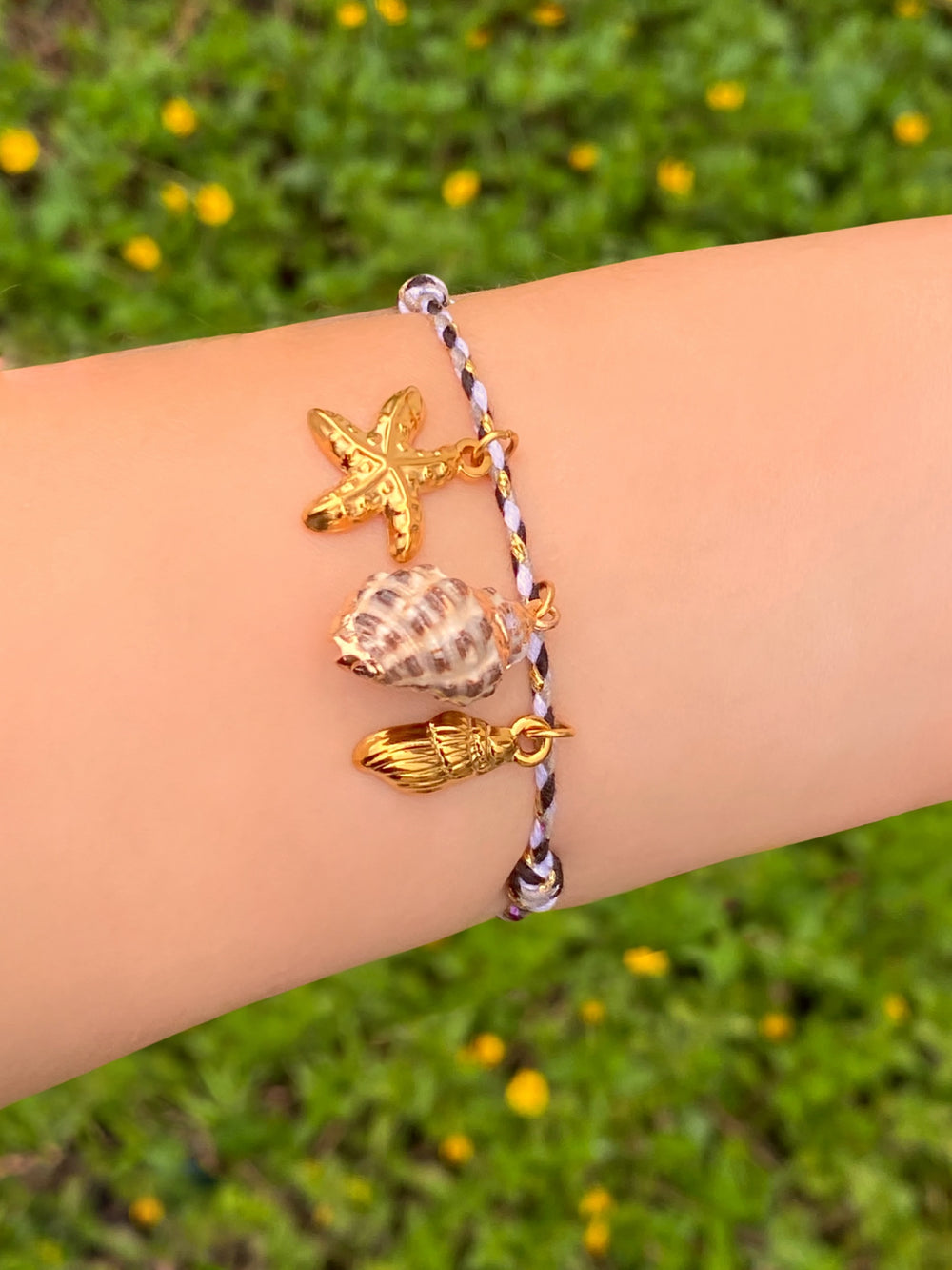 Pulsera Hilo Negro Dije Caracol y Estrella