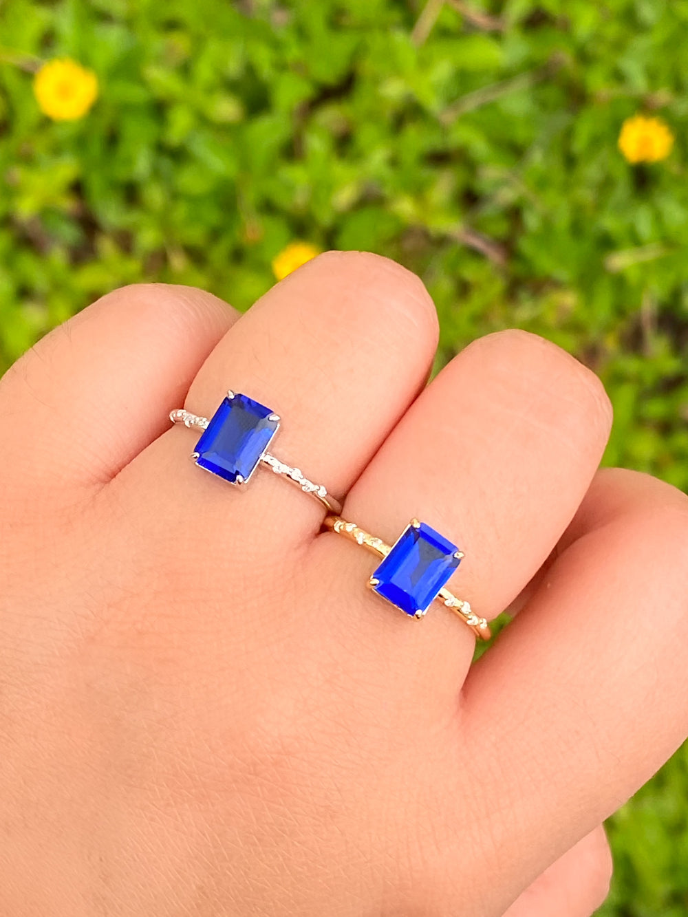 Anillo Con Piedra Rectangular Azul Y Zirconias