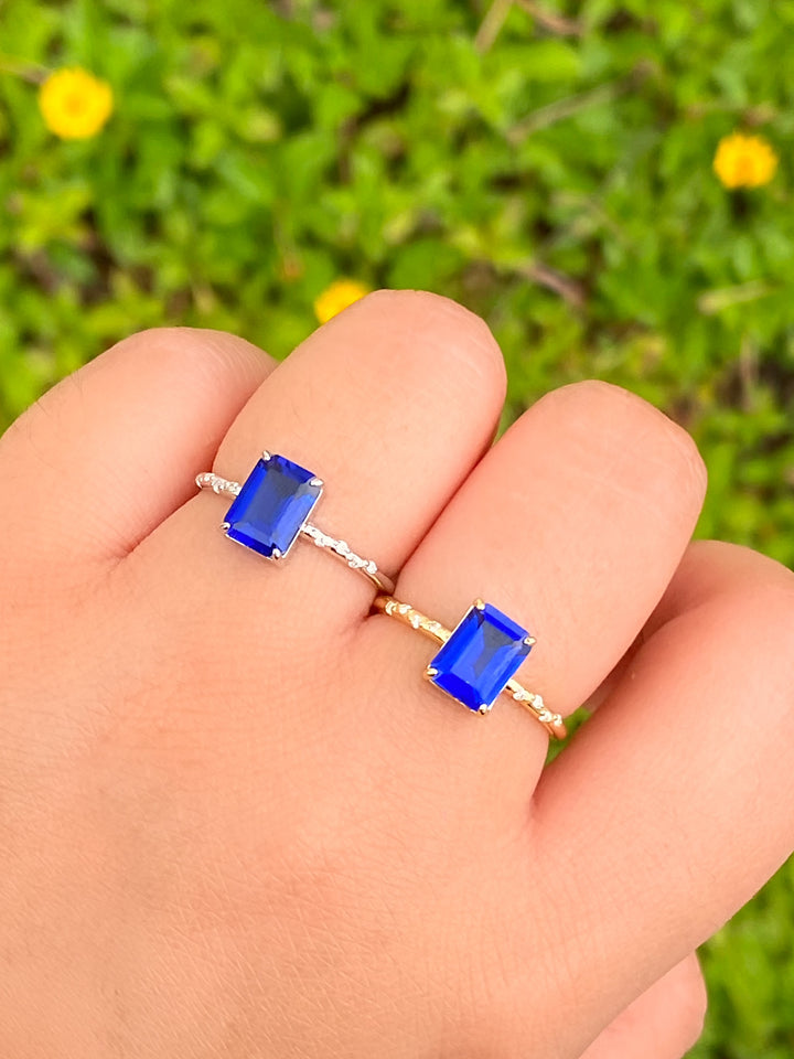 Anillo Con Piedra Rectangular Azul Y Zirconias