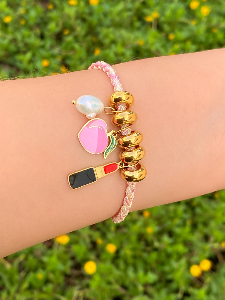 Pulsera Rosa Con Dijes Labial, Durazno y Perla
