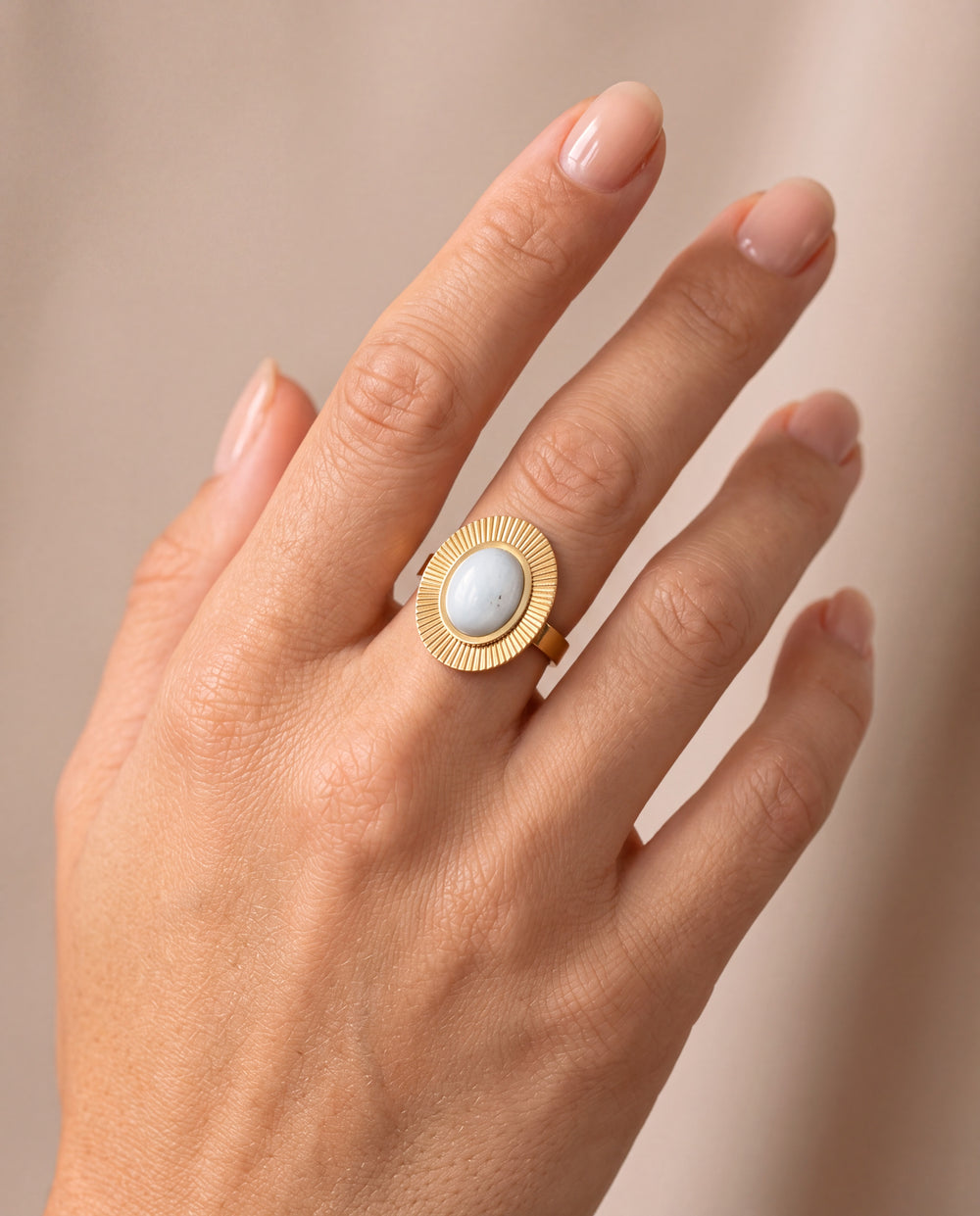 Anillo Con Piedra Ovalada Central