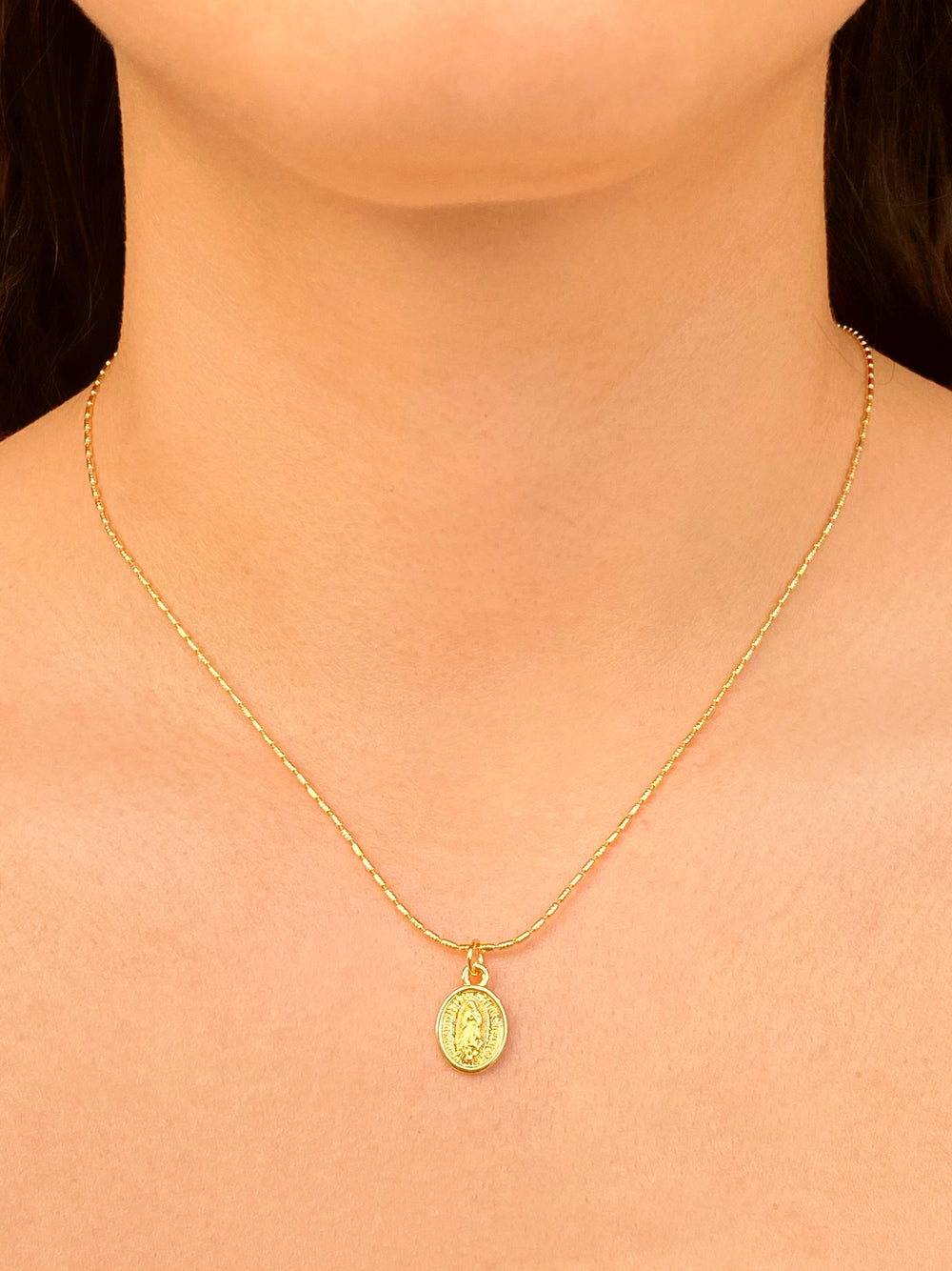 Collar Con Dije Virgen Ovalada