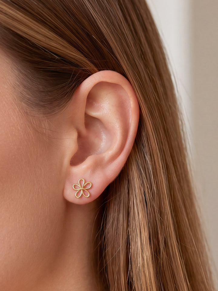 Broquel Contorno Flor Margarita Oro 10k