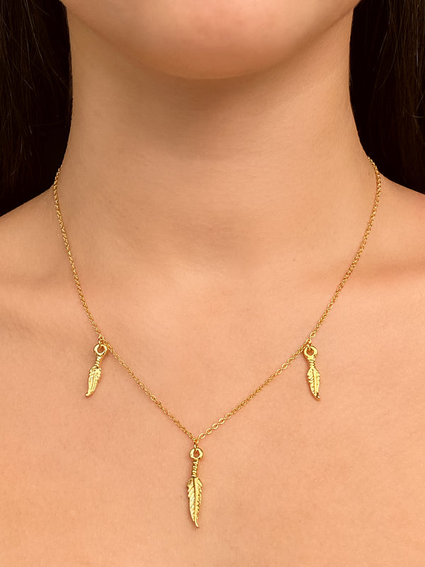 Collar Con Tres Plumas