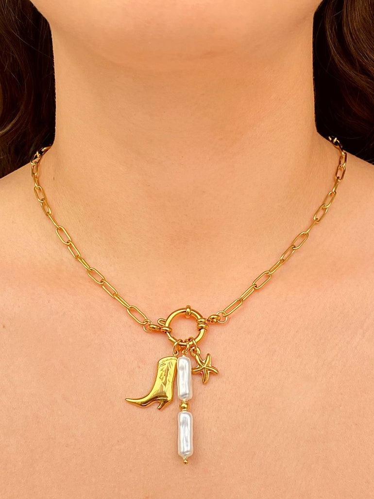 Collar Broche Timon Con Dijes Bota, Perla y Estrella