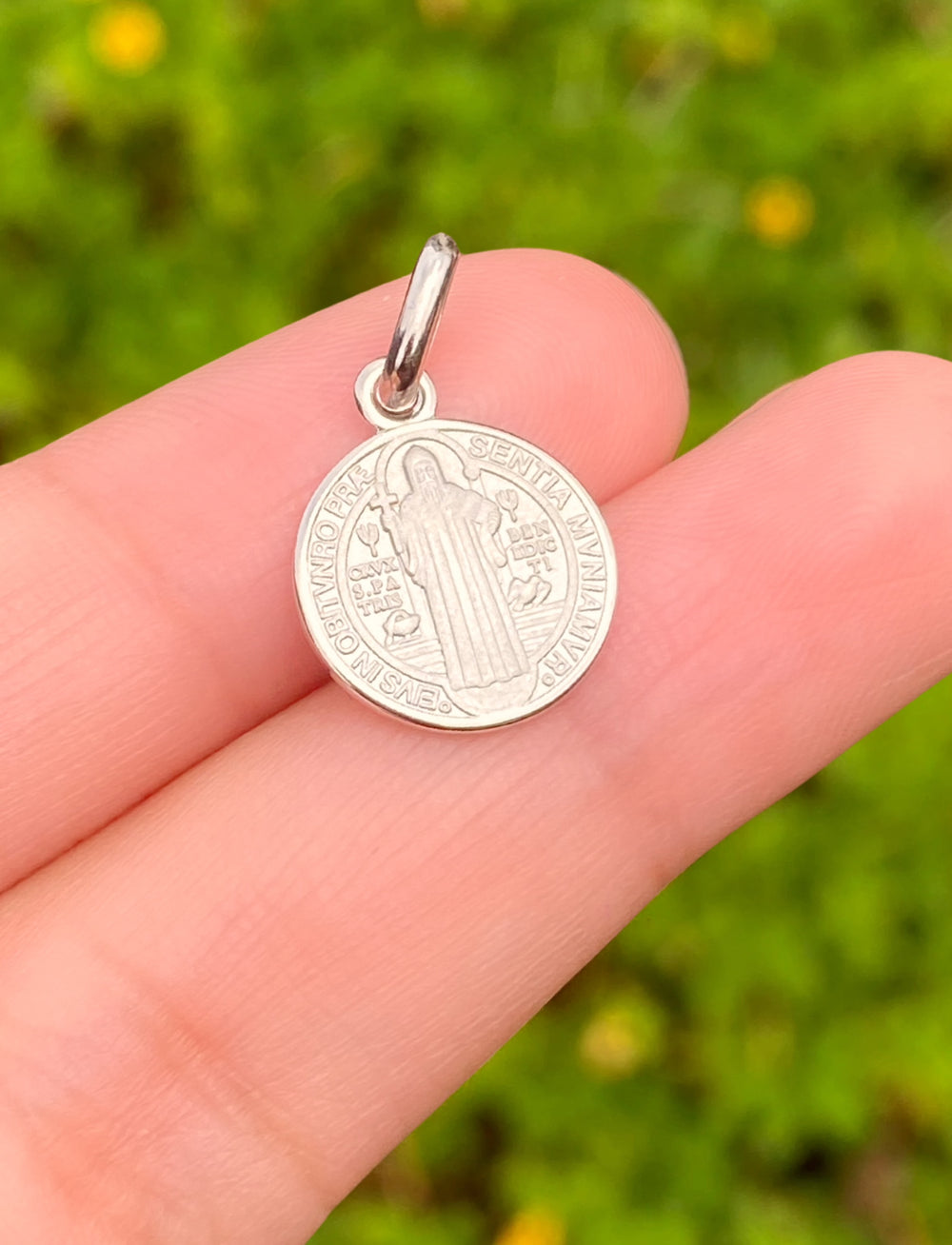 Dije Redondo San Benito 15 mm Oro 14k