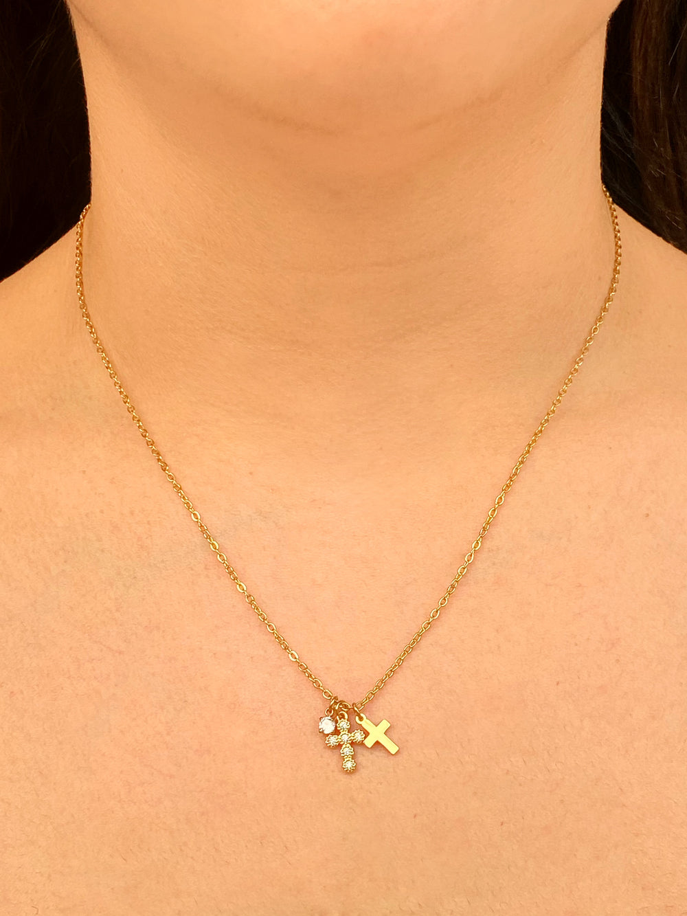 Collar Con Doble Cruz Y Zirconia