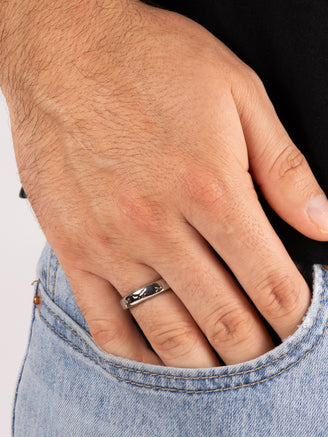 Anillo Plateado Con Textura Irregular