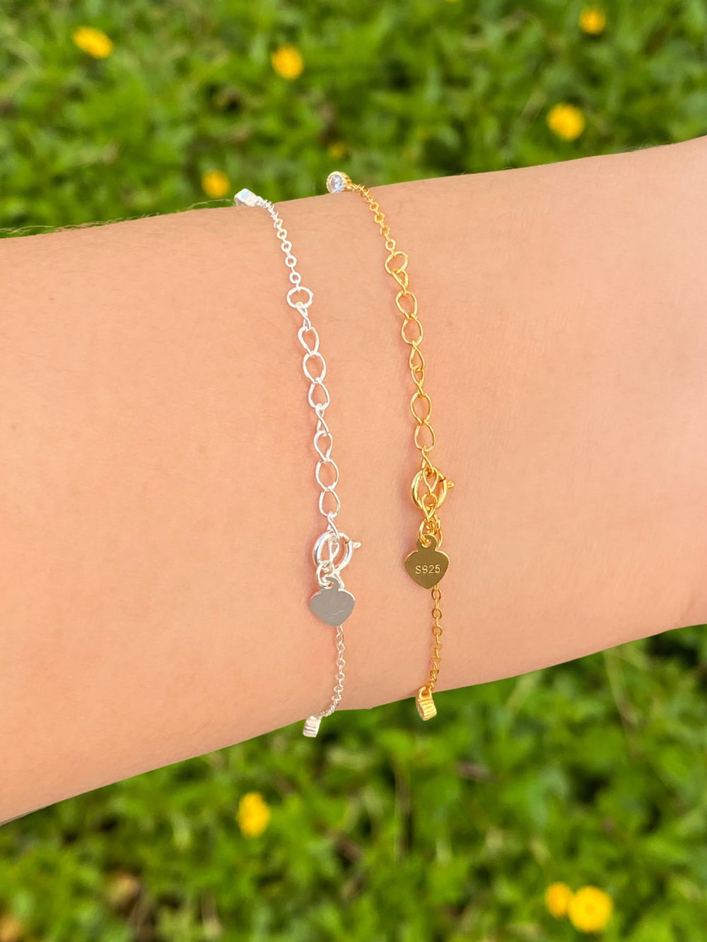 Pulsera Con Moño y Dijes