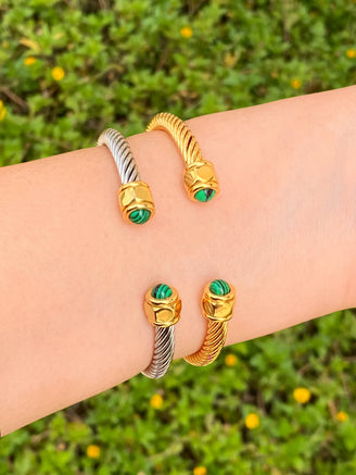 Brazalete Trenzado Borde Dorado Con Piedra Verde