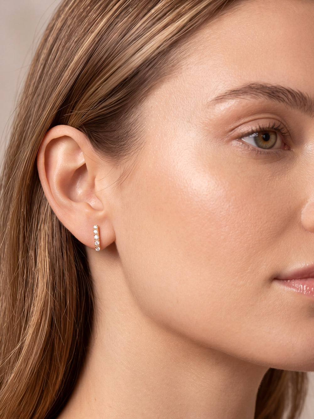 Broquel Linea Cinco Zirconias Oro 10k
