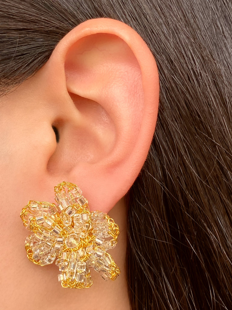 Par Arete Flor Dorada Con Piedras Transparentes