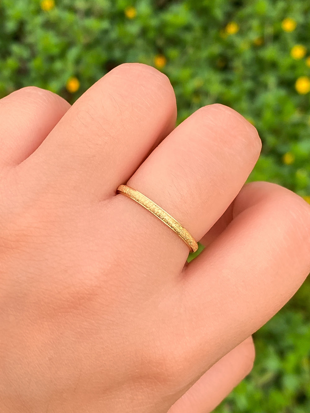 Anillo Dorado Con Brillo Delgado 2 mm