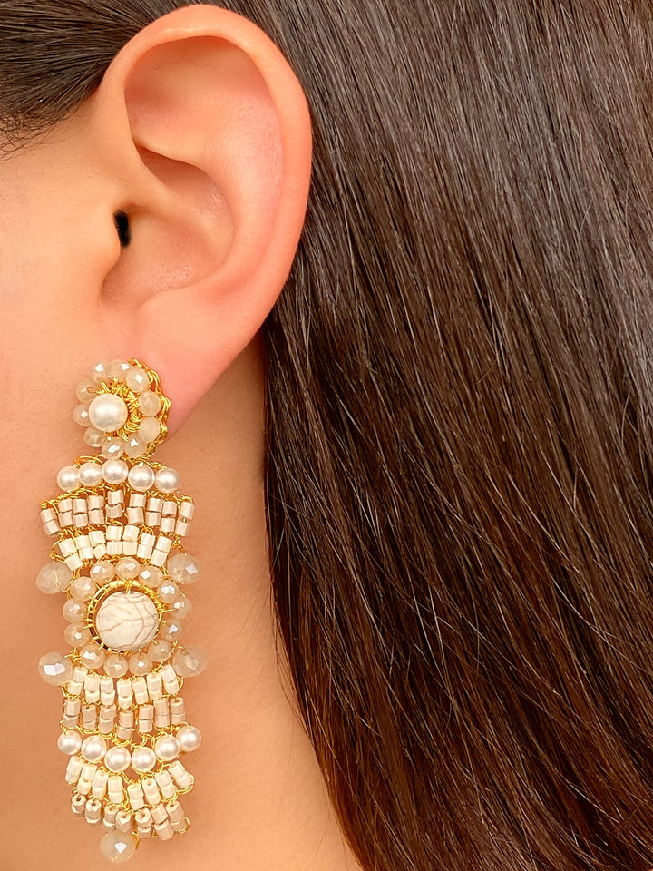 Par Arete Largo Flor Con Piedras Beige