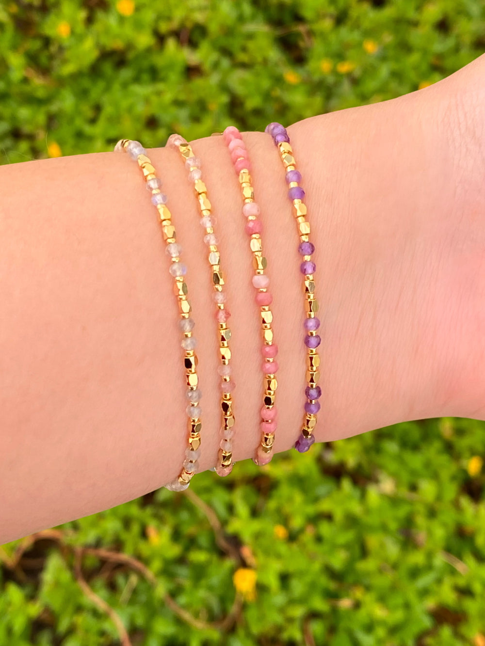 Pulsera Hilo Con Piedras y Bolitas Doradas