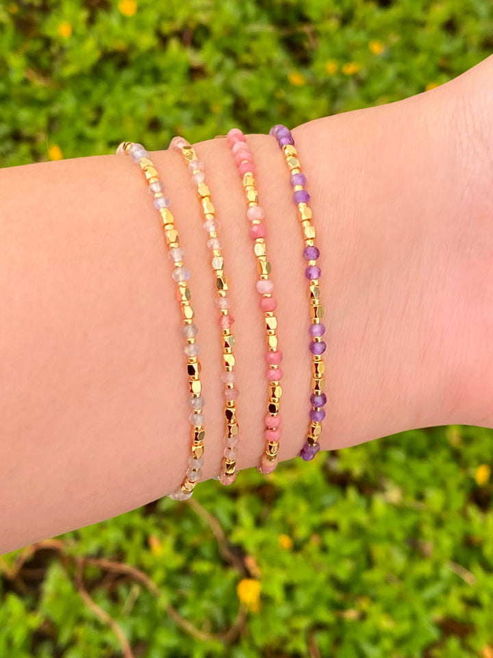 Pulsera Hilo Con Piedras y Bolitas Doradas