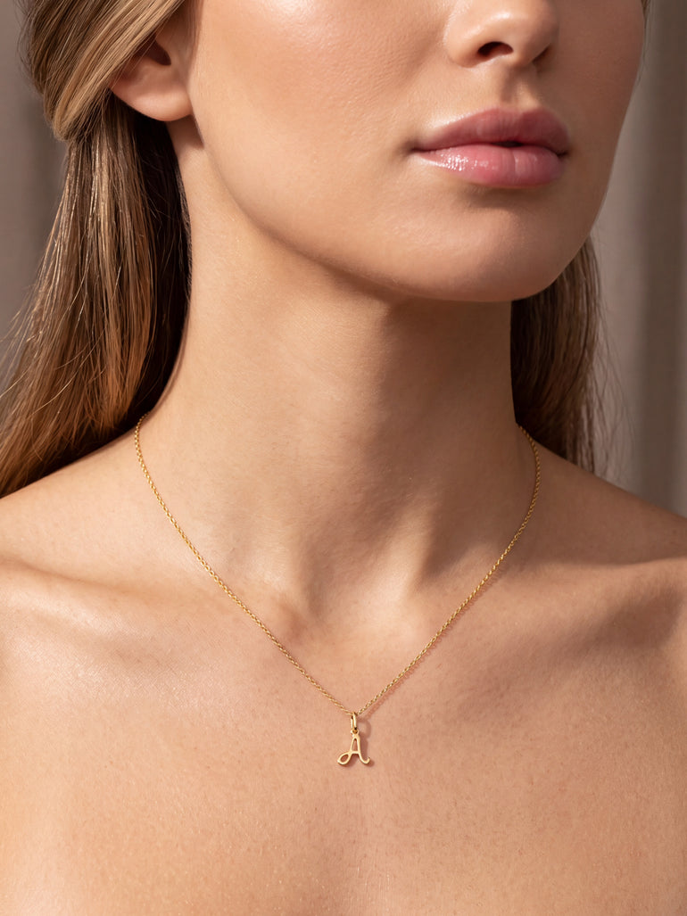 Collar Dorado Inicial Cursiva