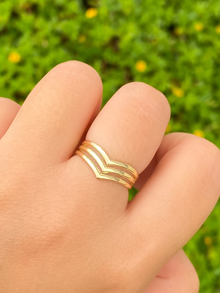 Anillo Triple Linea Forma V Oro 14k