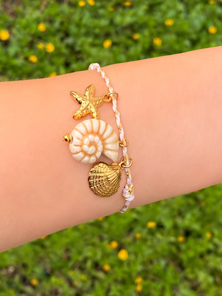 Pulsera Hilo Nude Dije Caracol, Concha y Estrella