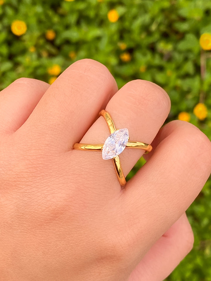 Anillo Cruzado Con Zirconia Ovalada