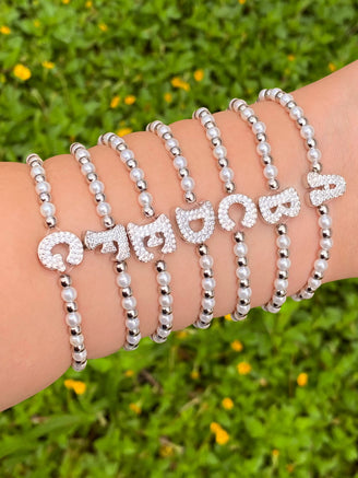Pulsera Bolitas Plateadas y Perlas Con Inicial Zirconias