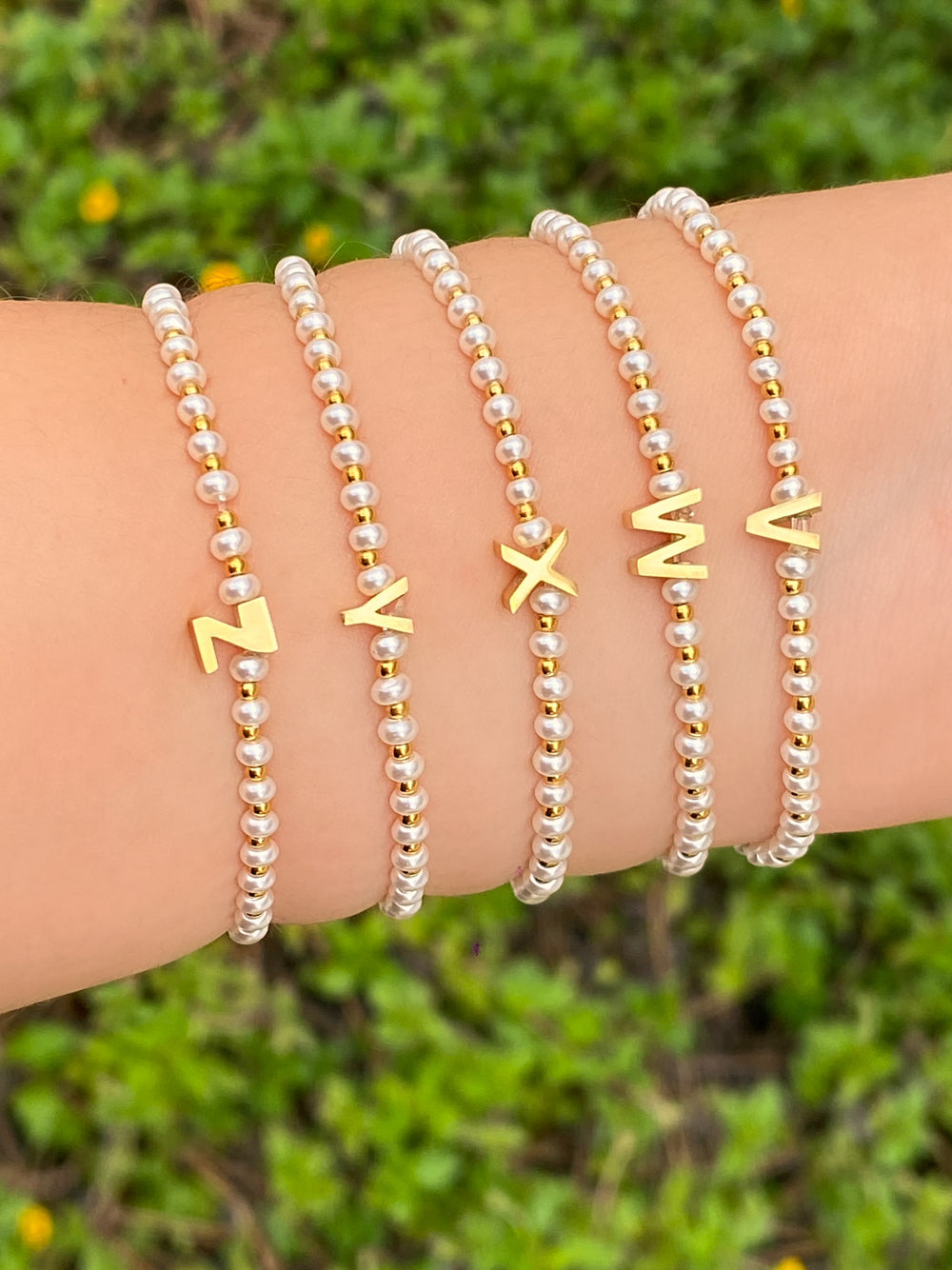 Pulsera Inicial Con Perlitas y Bolitas Doradas