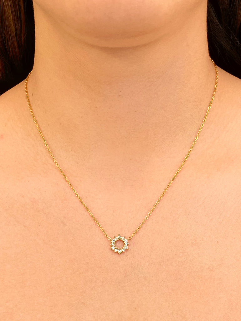 Collar Con Dije Contorno Sol Zirconias