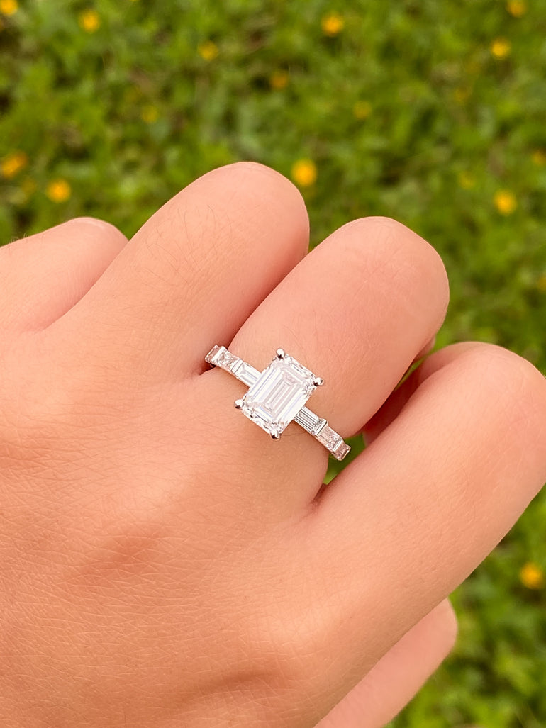 Anillo de Compromiso Corte Esmeralda 2.96 Ct Diamantes Lab Grown