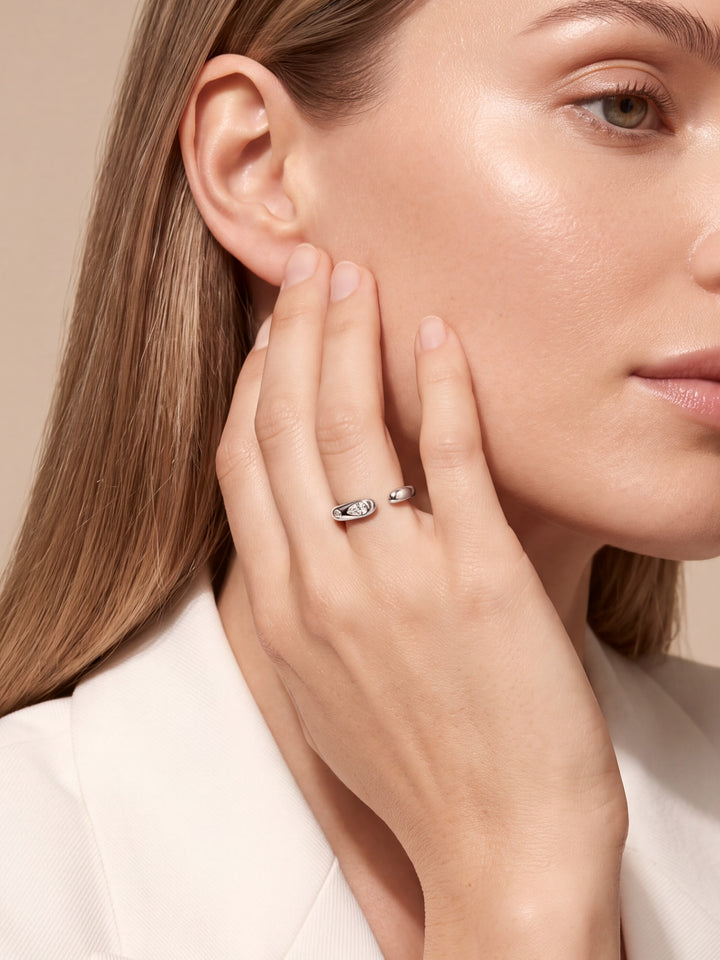 Anillo Plateado Abierto Con Zirconia Gota