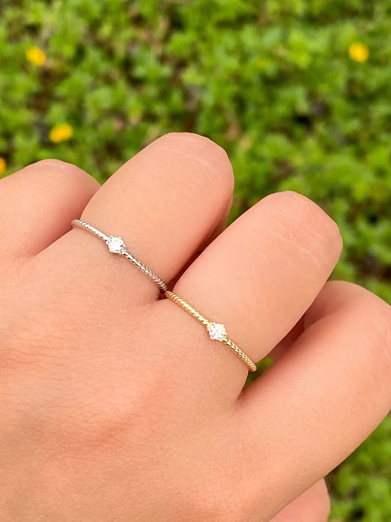 Anillo Delgado Trenzado Con Zirconia