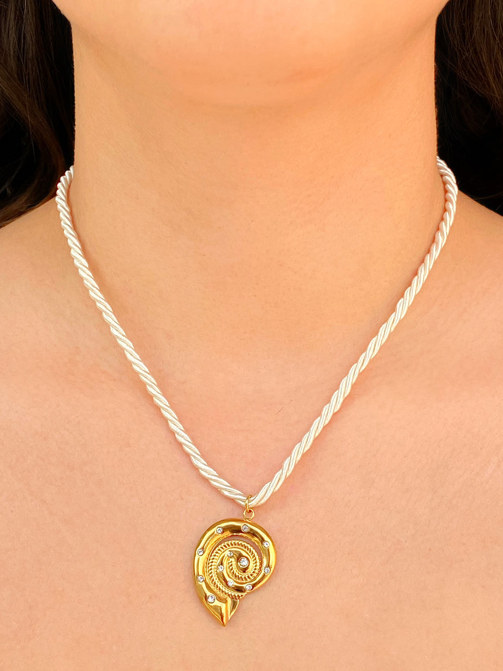 Collar Blanco Con Dije Caracol Zirconias