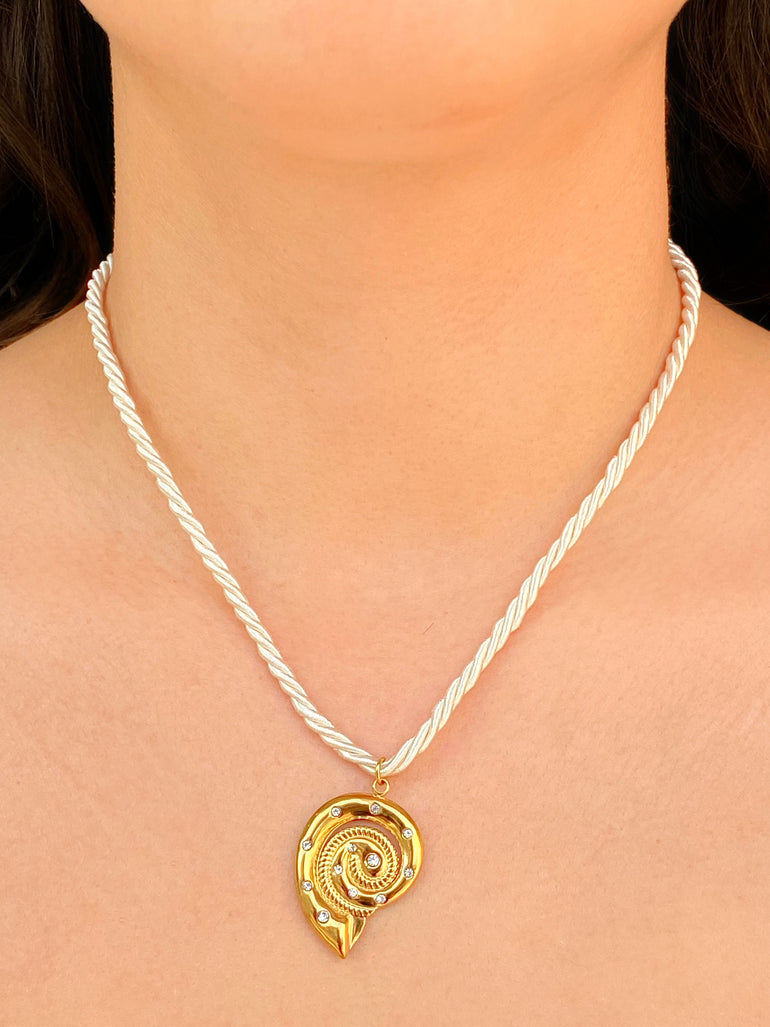 Collar Blanco Con Dije Caracol Zirconias