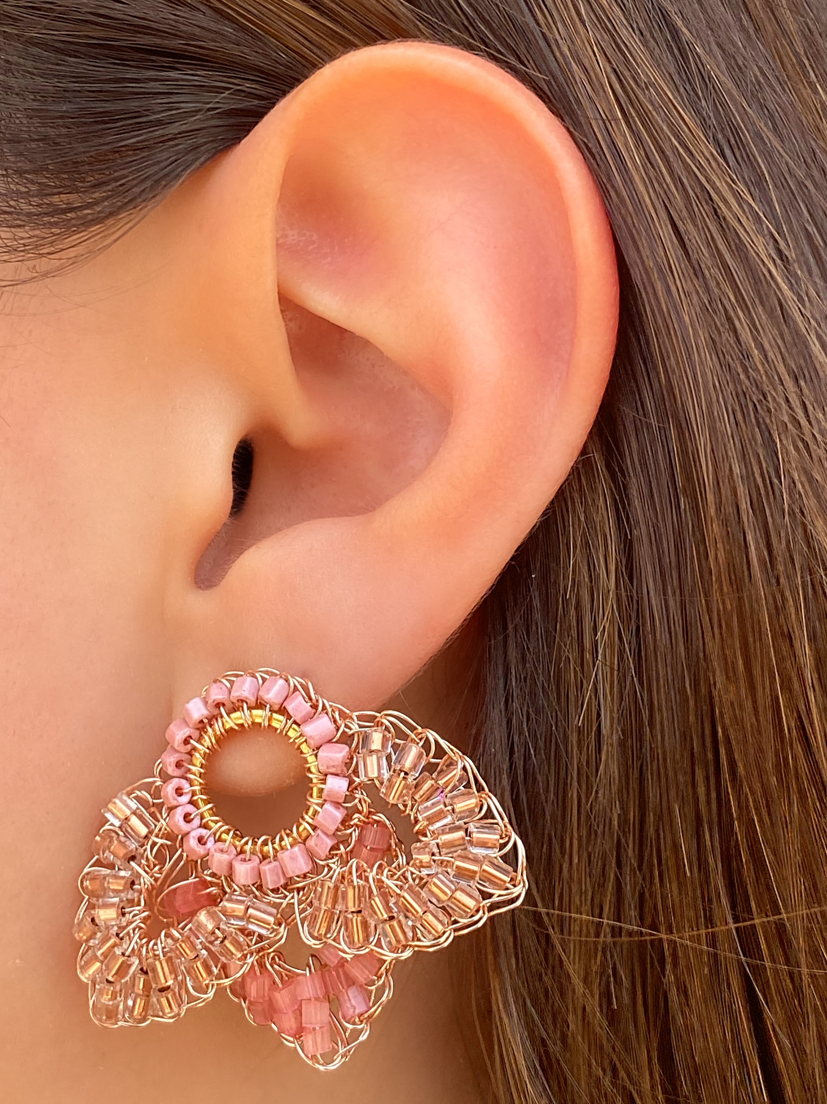 Par Arete Circulo Con Triple Petalo Rosa