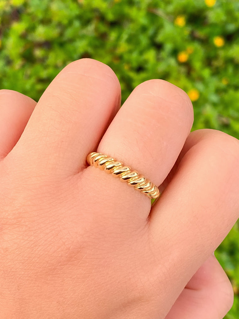 Anillo Torcido Con Líneas Oro 14k