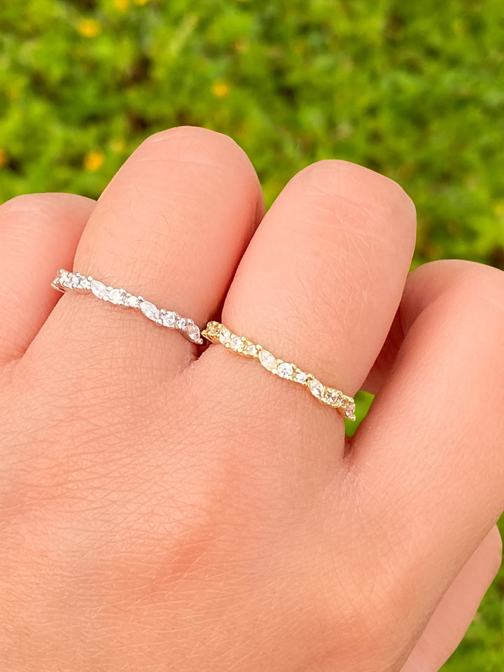 Anillo Zirconias Petalos y Redondas