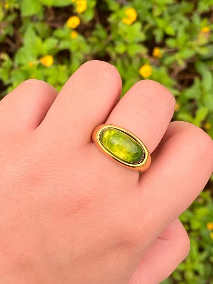 Anillo Con Piedra Verde Ovalada