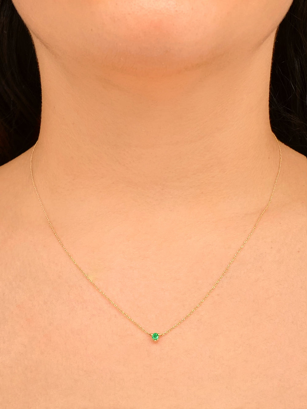 Collar Con Dije Esmeralda Corte Round 0.10 Ct Natural