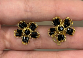 Par Arete Mini Flor Negro Con Dorado
