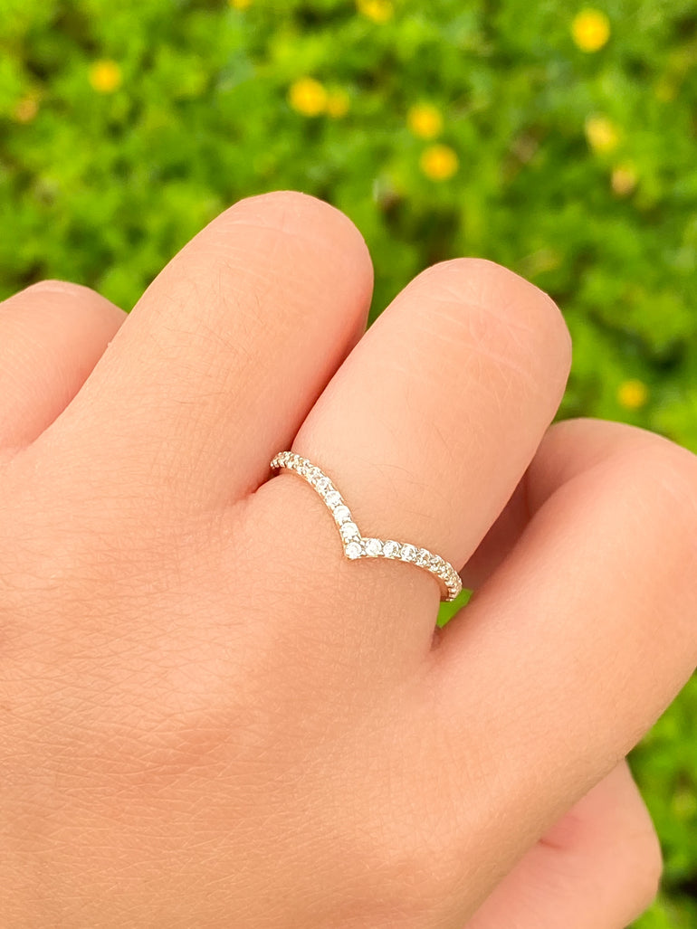 Anillo Forma V Zirconias Oro 14k