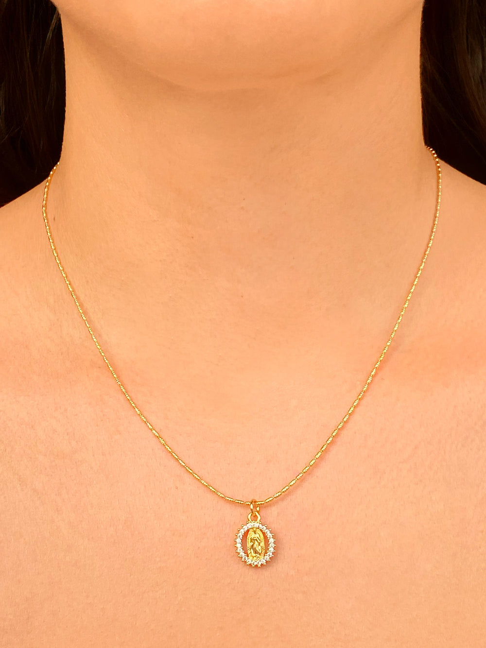 Collar Virgen Con Contorno Zirconias