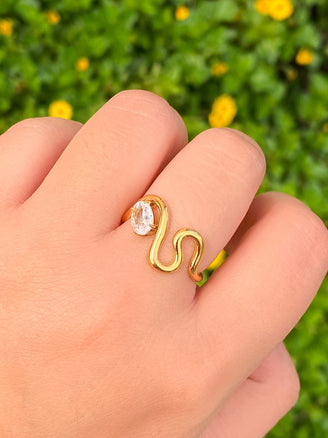 Anillo Ondulado Con Zirconia Ovalada
